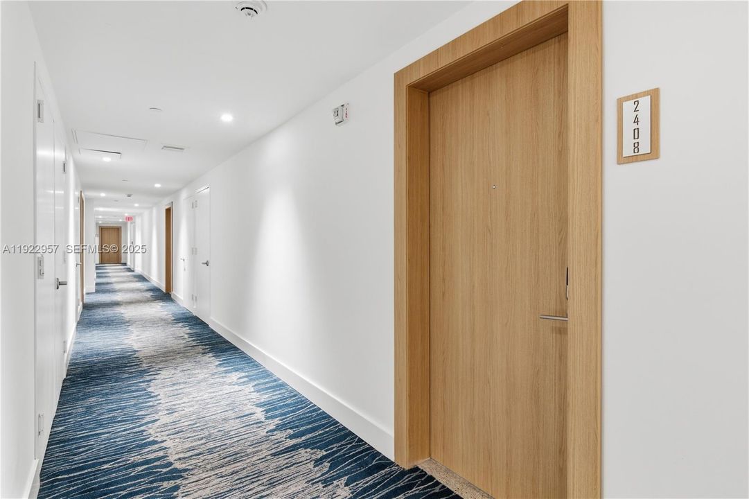 For Sale: $560,000 (2 beds, 2 baths, 1087 Square Feet)