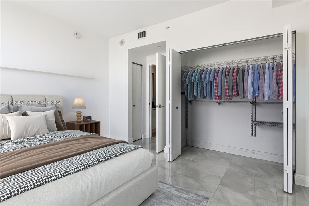 For Sale: $560,000 (2 beds, 2 baths, 1087 Square Feet)