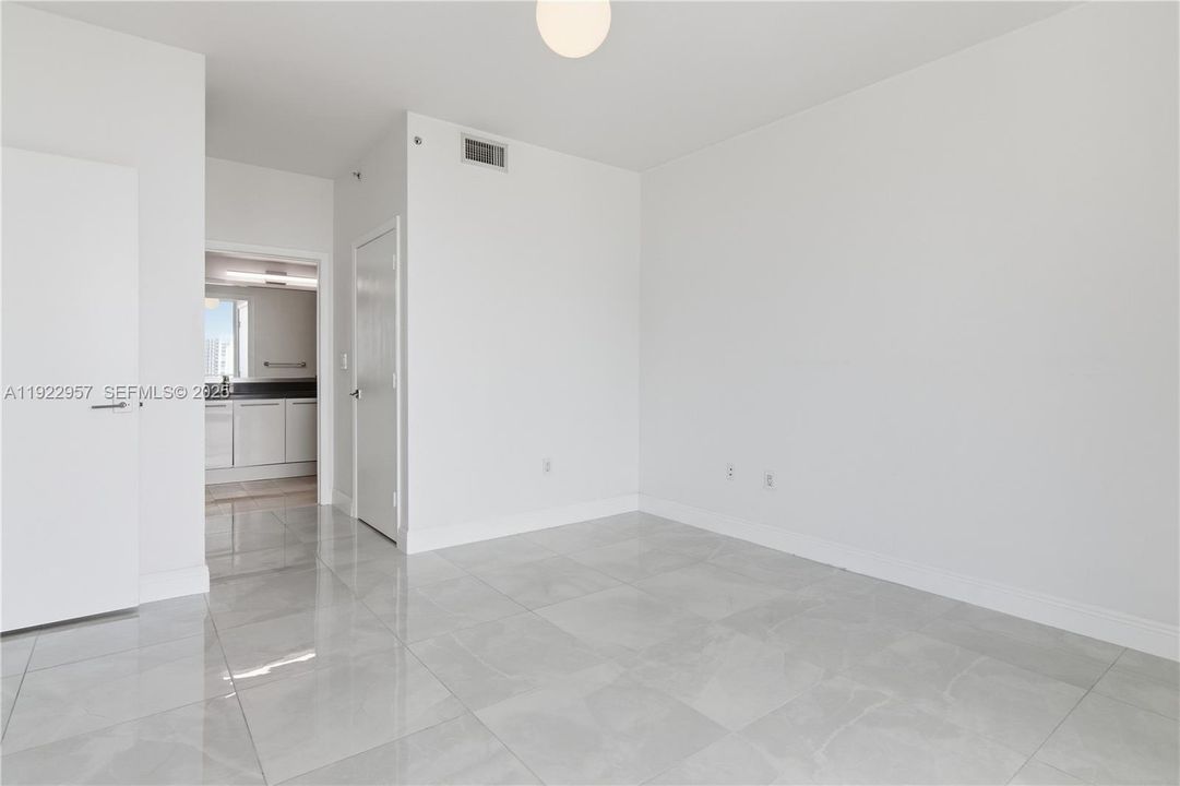For Sale: $560,000 (2 beds, 2 baths, 1087 Square Feet)