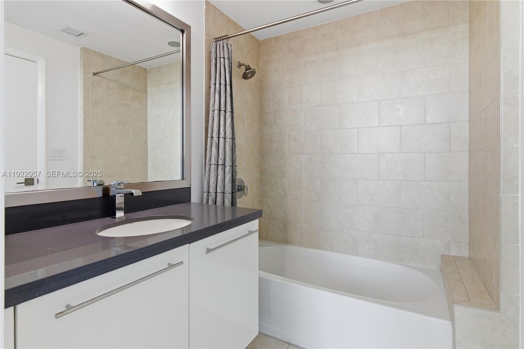 For Sale: $560,000 (2 beds, 2 baths, 1087 Square Feet)