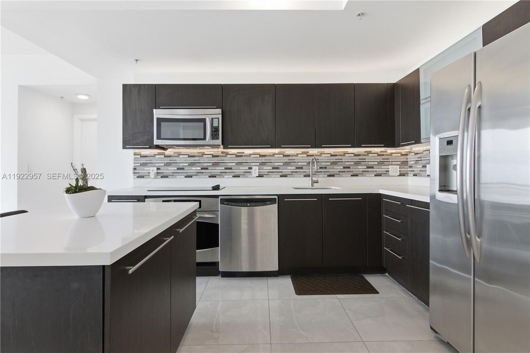 For Sale: $560,000 (2 beds, 2 baths, 1087 Square Feet)