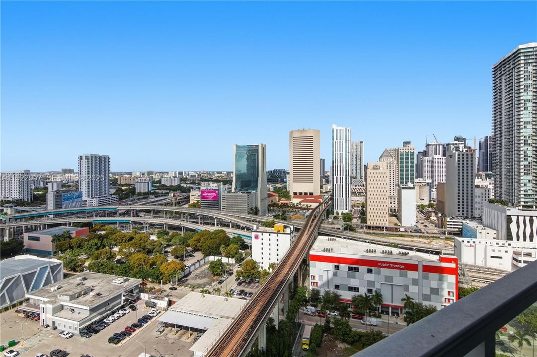 For Sale: $560,000 (2 beds, 2 baths, 1087 Square Feet)