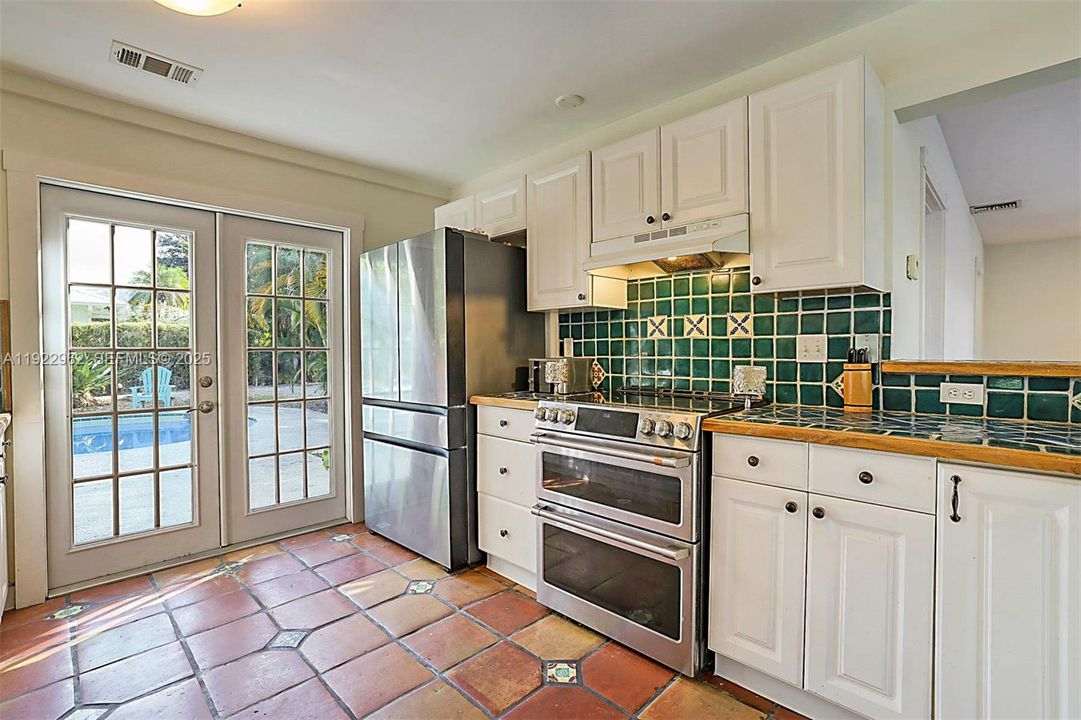 For Sale: $460,000 (3 beds, 1 baths, 1332 Square Feet)