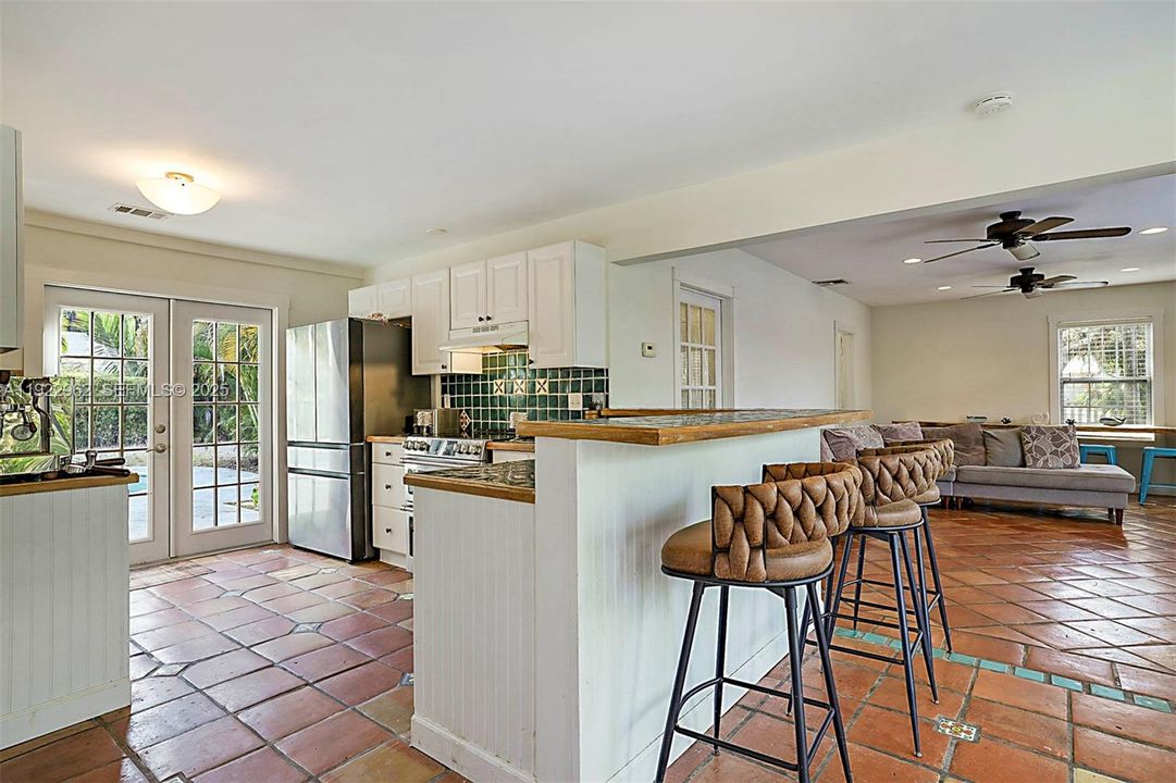 For Sale: $460,000 (3 beds, 1 baths, 1332 Square Feet)