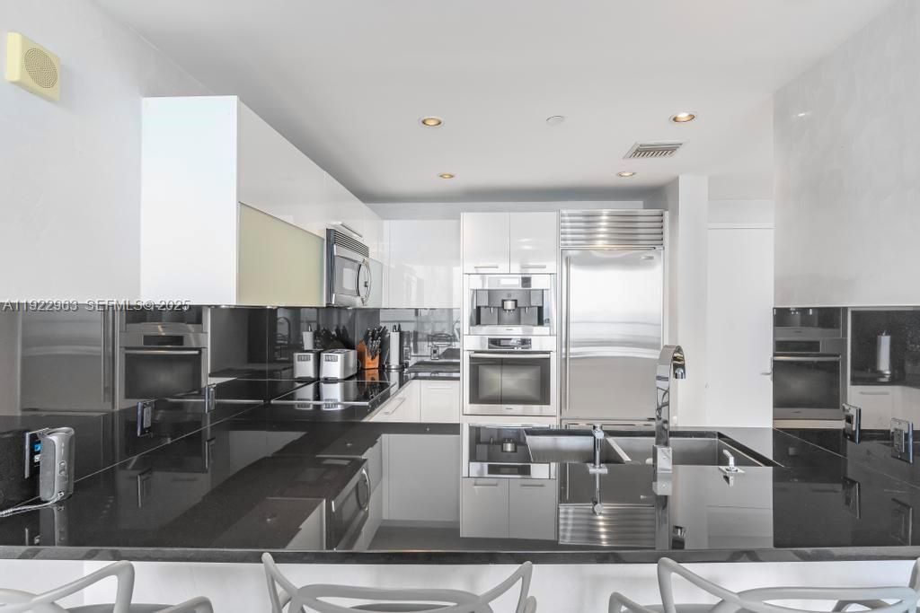 For Rent: $7,500 (1 beds, 1 baths, 858 Square Feet)