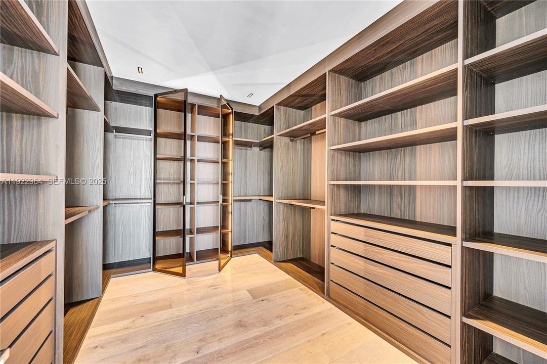 合同活跃: $9,575,000 (4 贝兹, 4 浴室, 0 平方英尺)