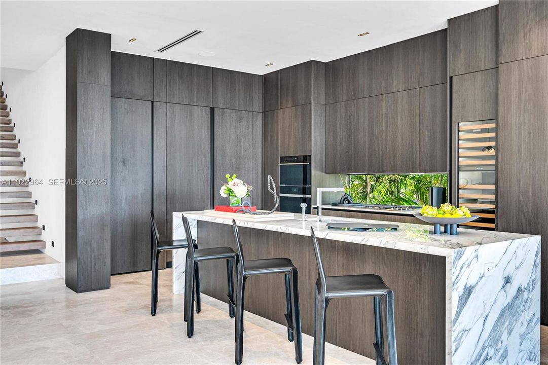 合同活跃: $9,575,000 (4 贝兹, 4 浴室, 0 平方英尺)