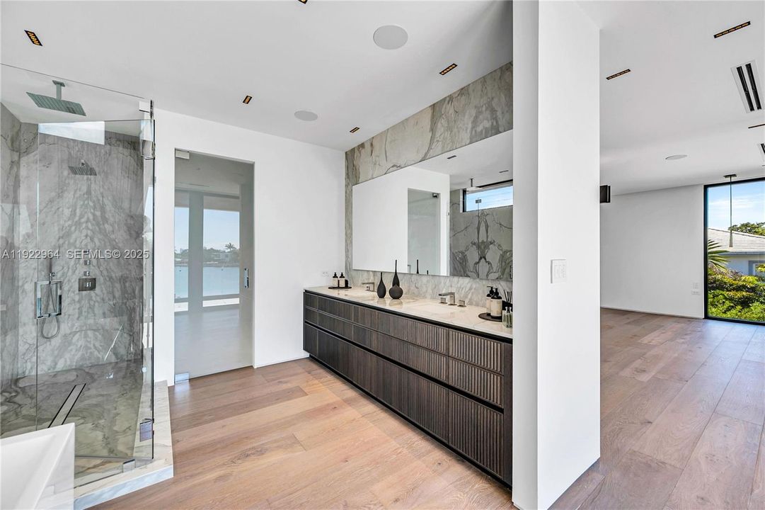 合同活跃: $9,575,000 (4 贝兹, 4 浴室, 0 平方英尺)