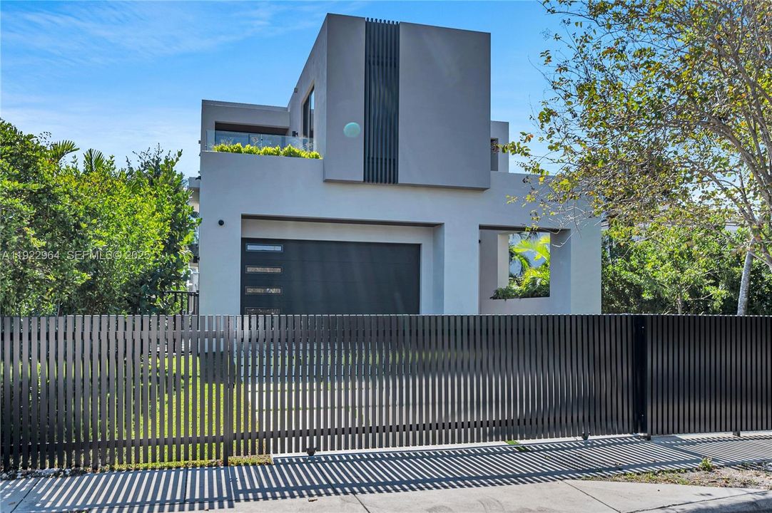 合同活跃: $9,575,000 (4 贝兹, 4 浴室, 0 平方英尺)