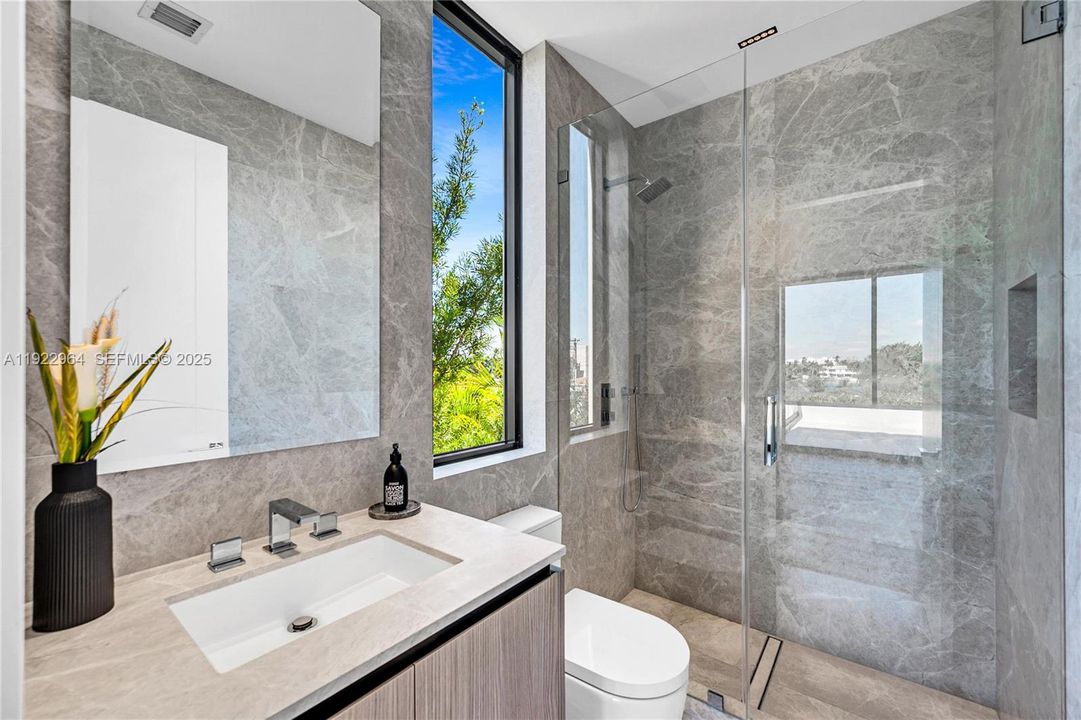 合同活跃: $9,575,000 (4 贝兹, 4 浴室, 0 平方英尺)