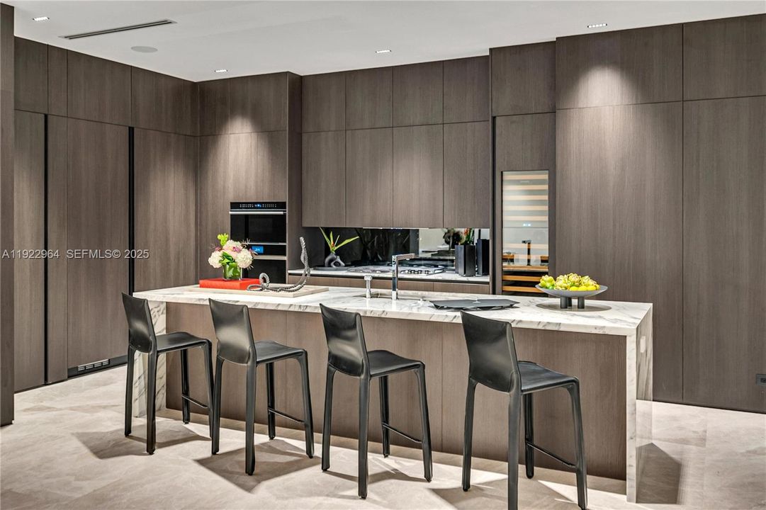 合同活跃: $9,575,000 (4 贝兹, 4 浴室, 0 平方英尺)