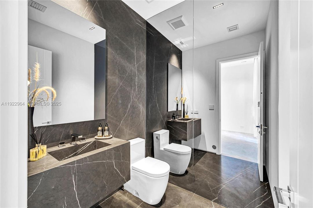 合同活跃: $9,575,000 (4 贝兹, 4 浴室, 0 平方英尺)