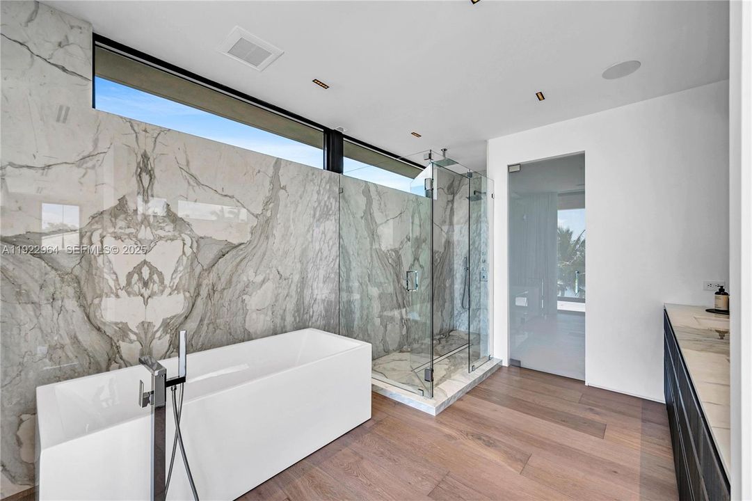 合同活跃: $9,575,000 (4 贝兹, 4 浴室, 0 平方英尺)