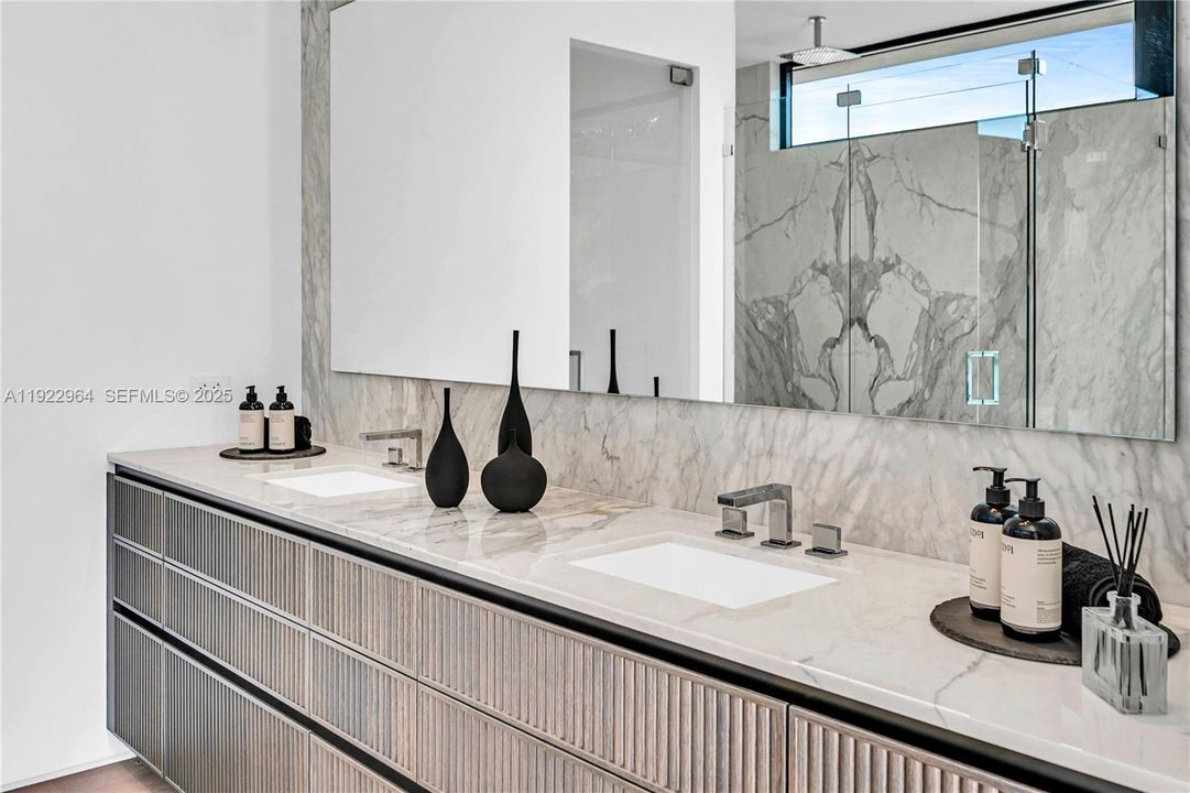 合同活跃: $9,575,000 (4 贝兹, 4 浴室, 0 平方英尺)