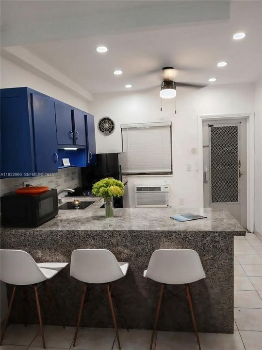 出租: $1,350 (0 贝兹, 1 浴室, 392 平方英尺)