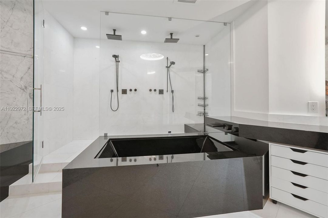 出租: $30,000 (4 贝兹, 4 浴室, 3130 平方英尺)