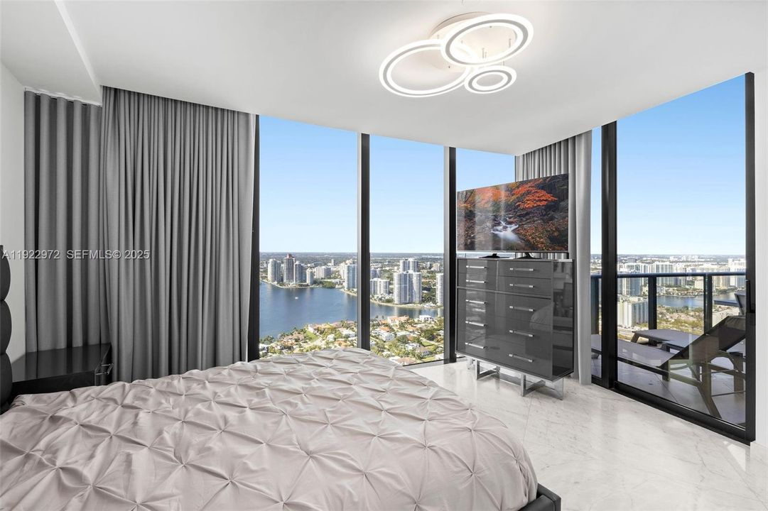 出租: $30,000 (4 贝兹, 4 浴室, 3130 平方英尺)