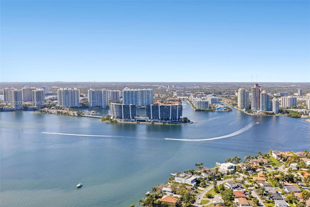 出租: $30,000 (4 贝兹, 4 浴室, 3130 平方英尺)