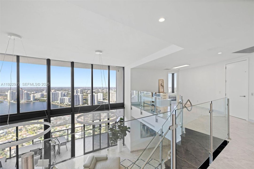 出租: $30,000 (4 贝兹, 4 浴室, 3130 平方英尺)