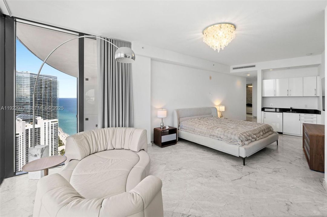 出租: $30,000 (4 贝兹, 4 浴室, 3130 平方英尺)