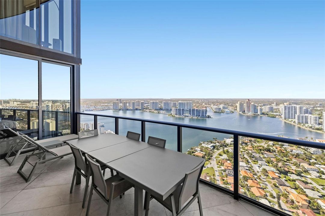 出租: $30,000 (4 贝兹, 4 浴室, 3130 平方英尺)