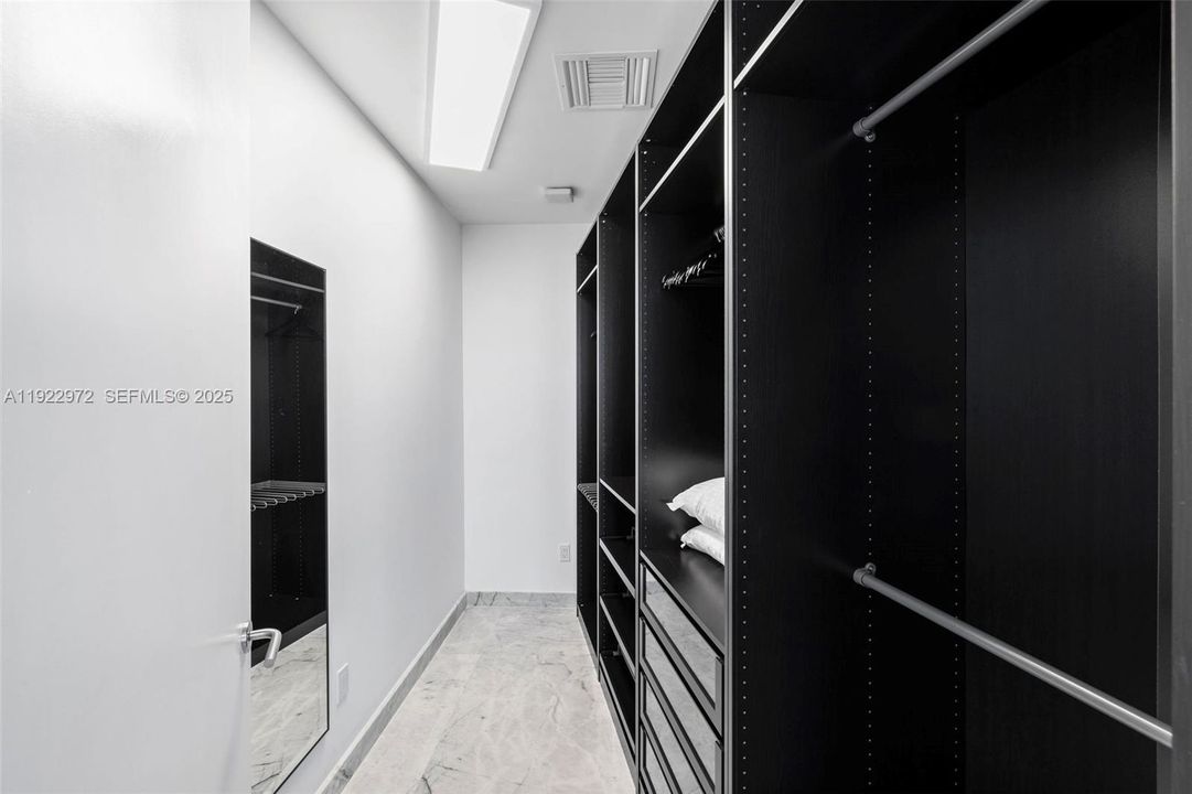 出租: $30,000 (4 贝兹, 4 浴室, 3130 平方英尺)