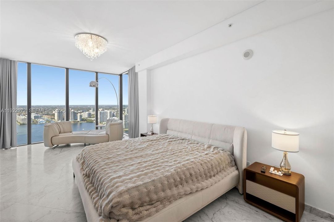 出租: $30,000 (4 贝兹, 4 浴室, 3130 平方英尺)