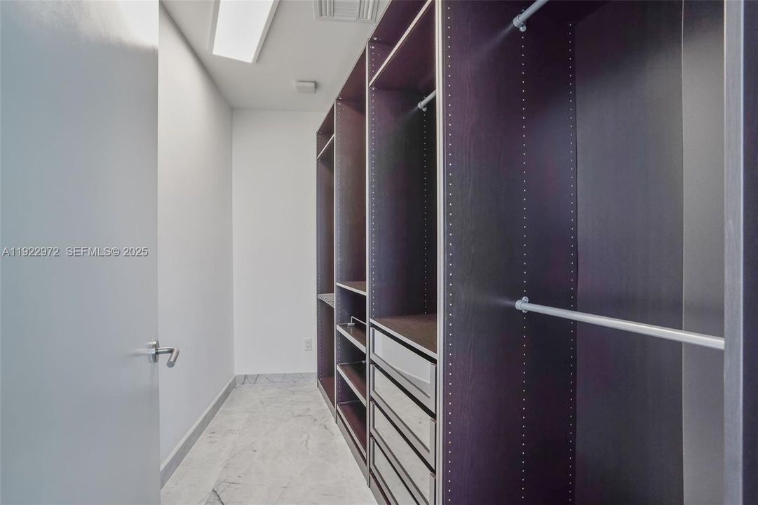 出租: $30,000 (4 贝兹, 4 浴室, 3130 平方英尺)