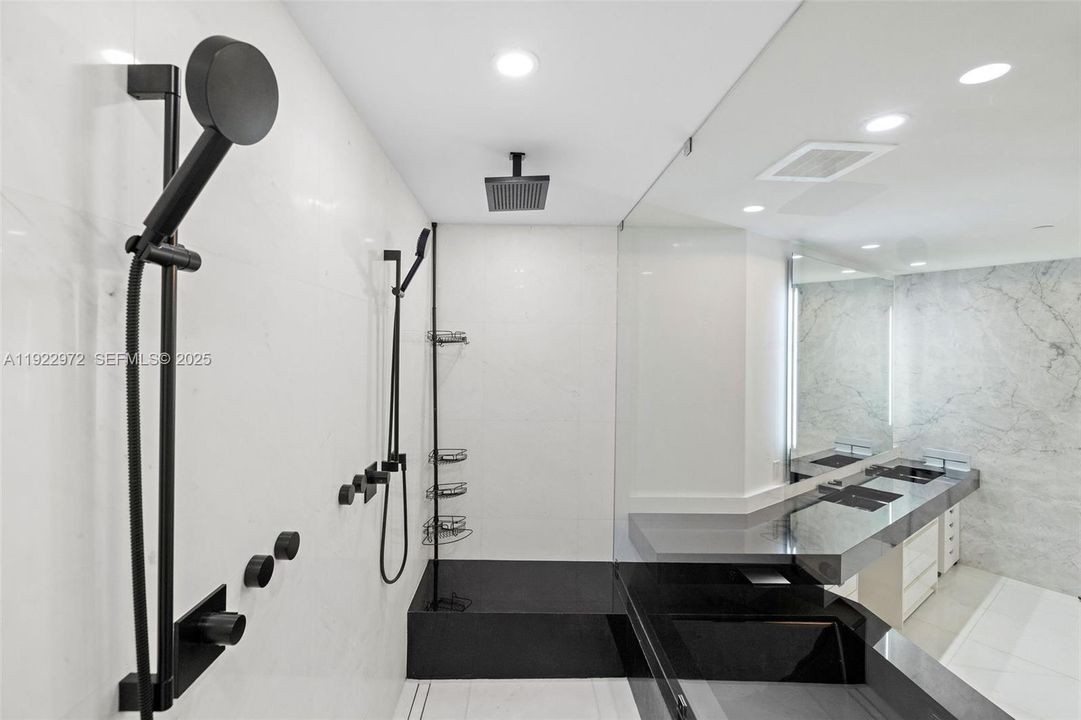 出租: $30,000 (4 贝兹, 4 浴室, 3130 平方英尺)