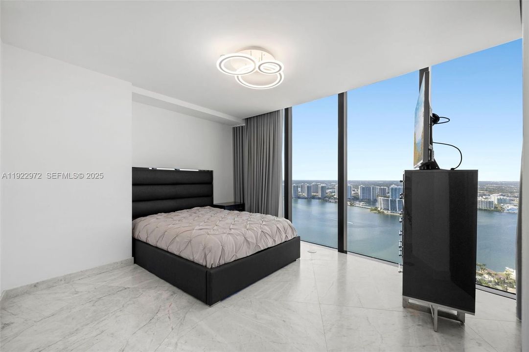 出租: $30,000 (4 贝兹, 4 浴室, 3130 平方英尺)