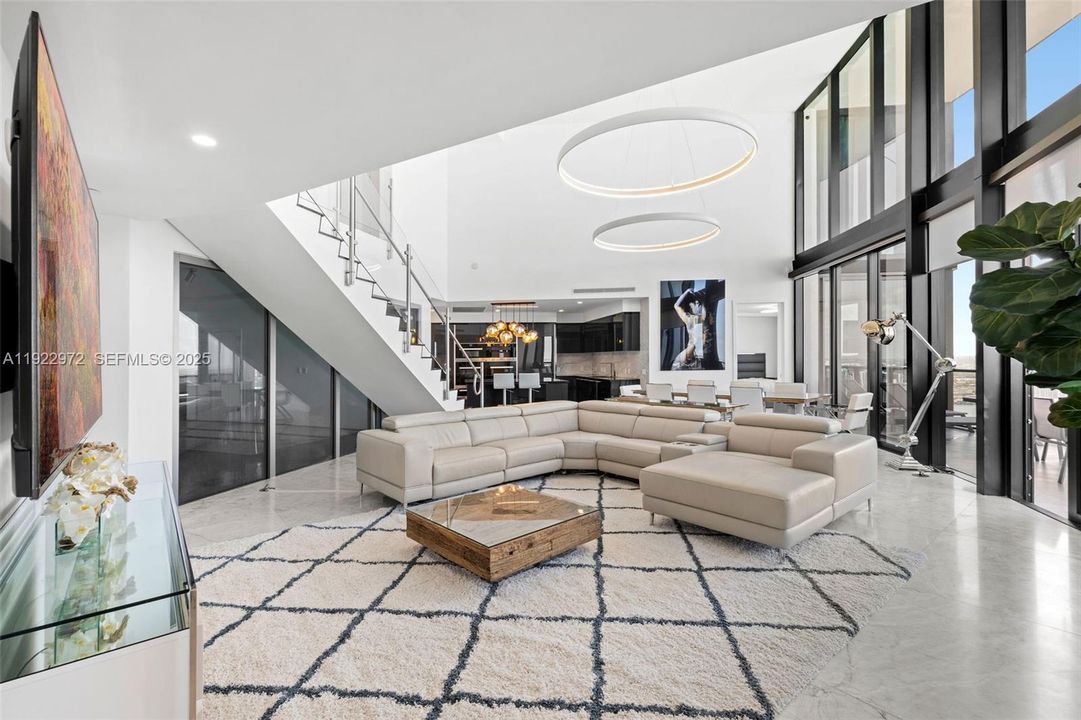 出租: $30,000 (4 贝兹, 4 浴室, 3130 平方英尺)