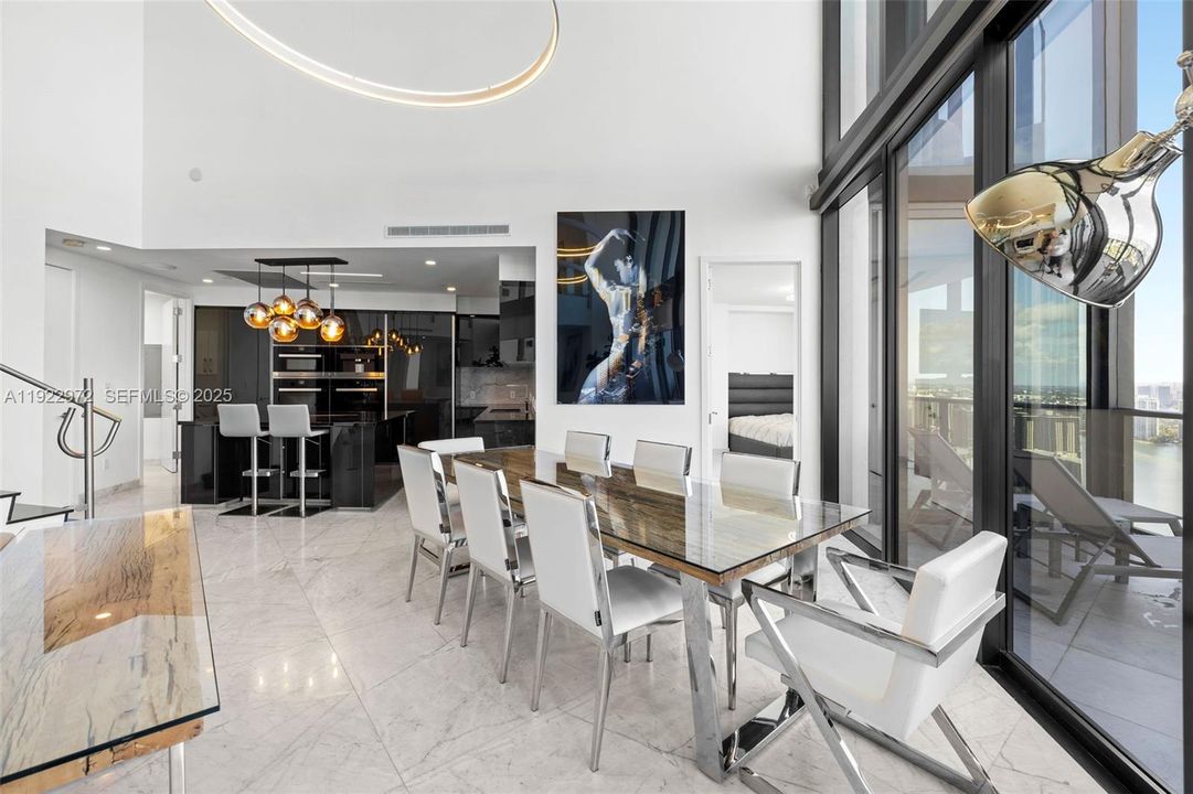 出租: $30,000 (4 贝兹, 4 浴室, 3130 平方英尺)