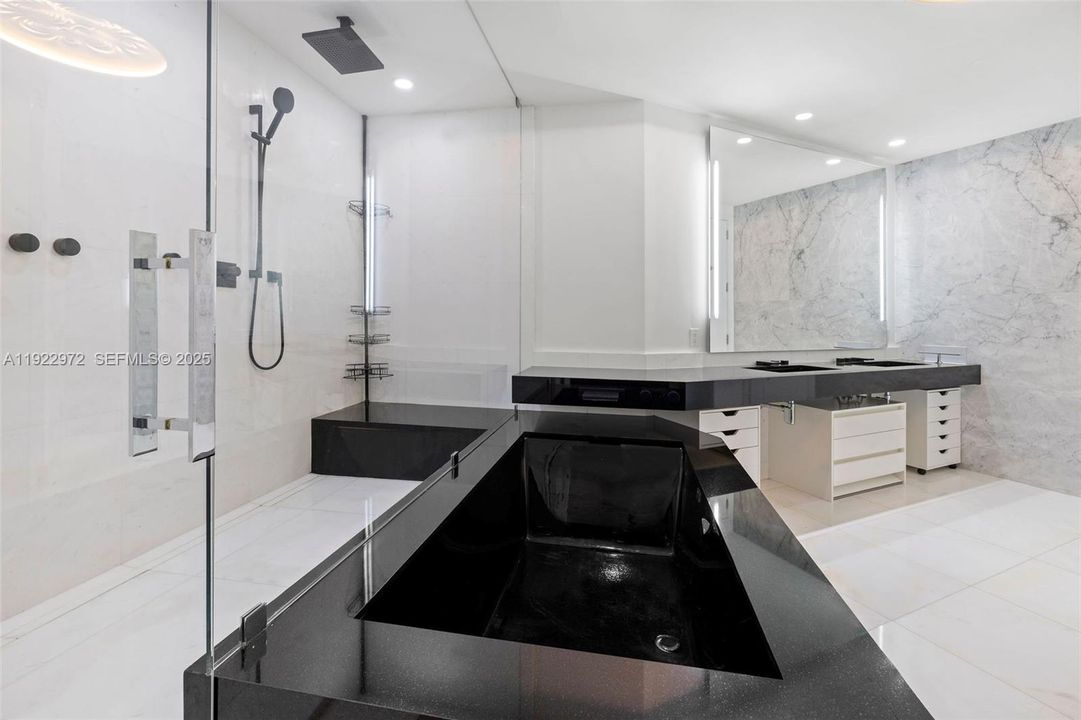 出租: $30,000 (4 贝兹, 4 浴室, 3130 平方英尺)