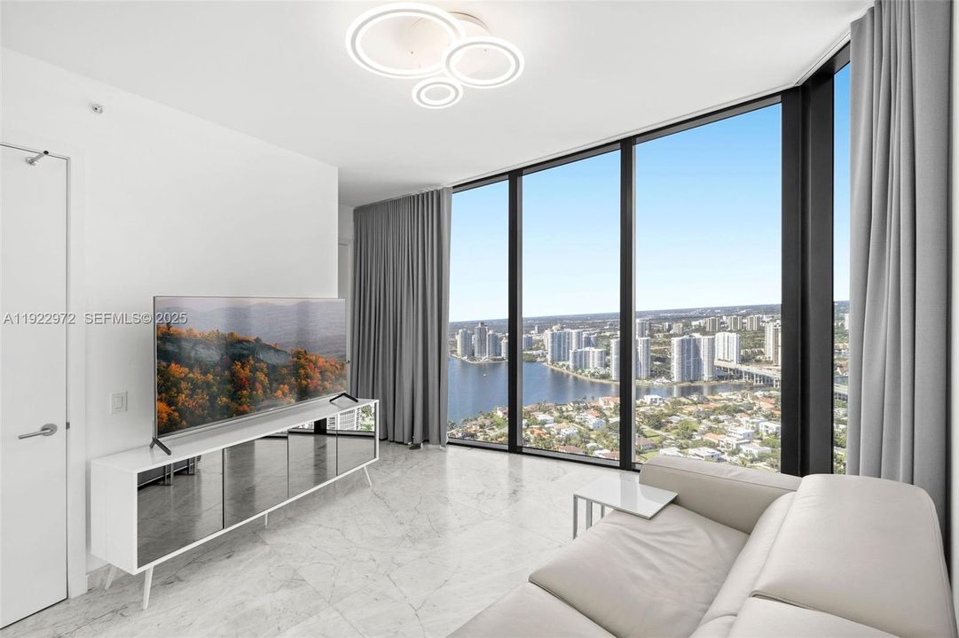 出租: $30,000 (4 贝兹, 4 浴室, 3130 平方英尺)