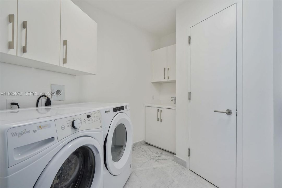 出租: $30,000 (4 贝兹, 4 浴室, 3130 平方英尺)