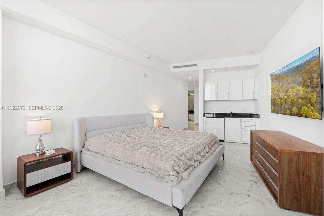 出租: $30,000 (4 贝兹, 4 浴室, 3130 平方英尺)