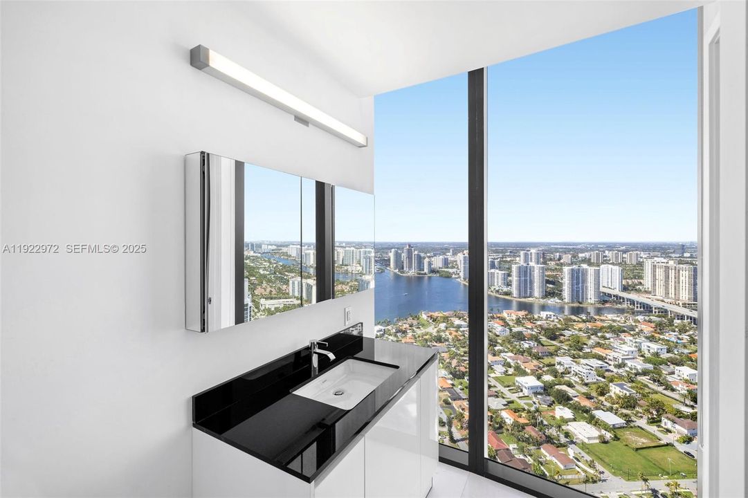 出租: $30,000 (4 贝兹, 4 浴室, 3130 平方英尺)