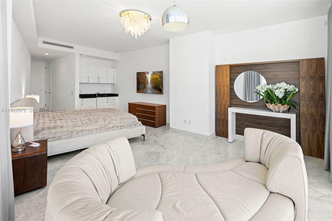 出租: $30,000 (4 贝兹, 4 浴室, 3130 平方英尺)