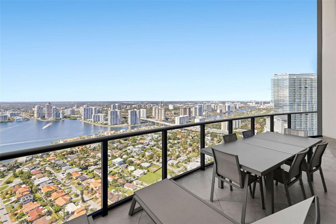 出租: $30,000 (4 贝兹, 4 浴室, 3130 平方英尺)