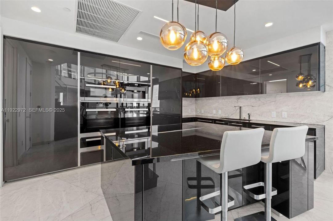 出租: $30,000 (4 贝兹, 4 浴室, 3130 平方英尺)