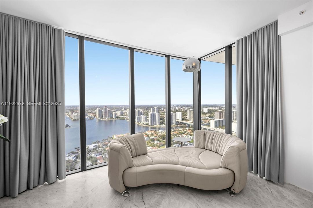 出租: $30,000 (4 贝兹, 4 浴室, 3130 平方英尺)