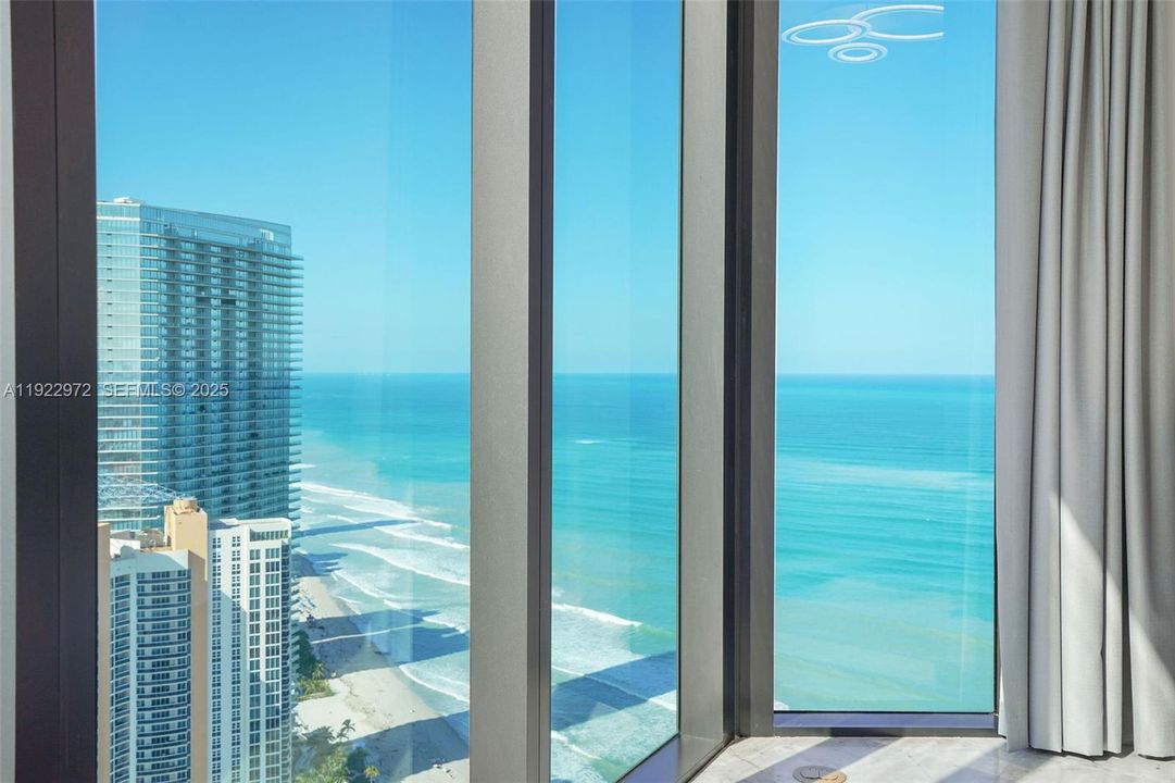 出租: $30,000 (4 贝兹, 4 浴室, 3130 平方英尺)