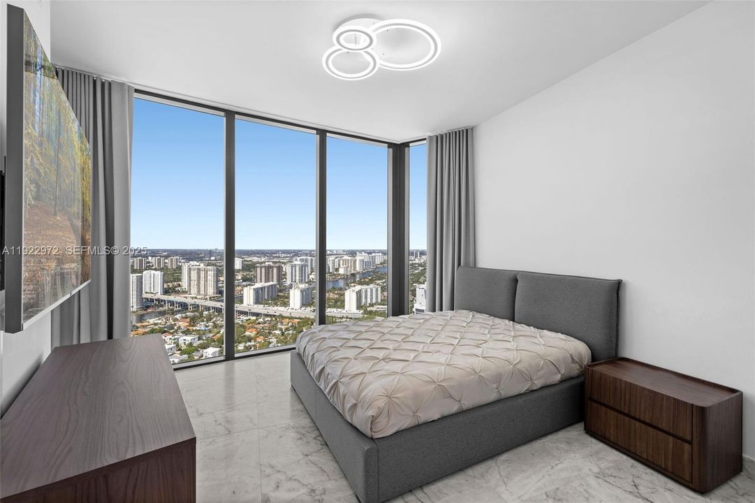 出租: $30,000 (4 贝兹, 4 浴室, 3130 平方英尺)