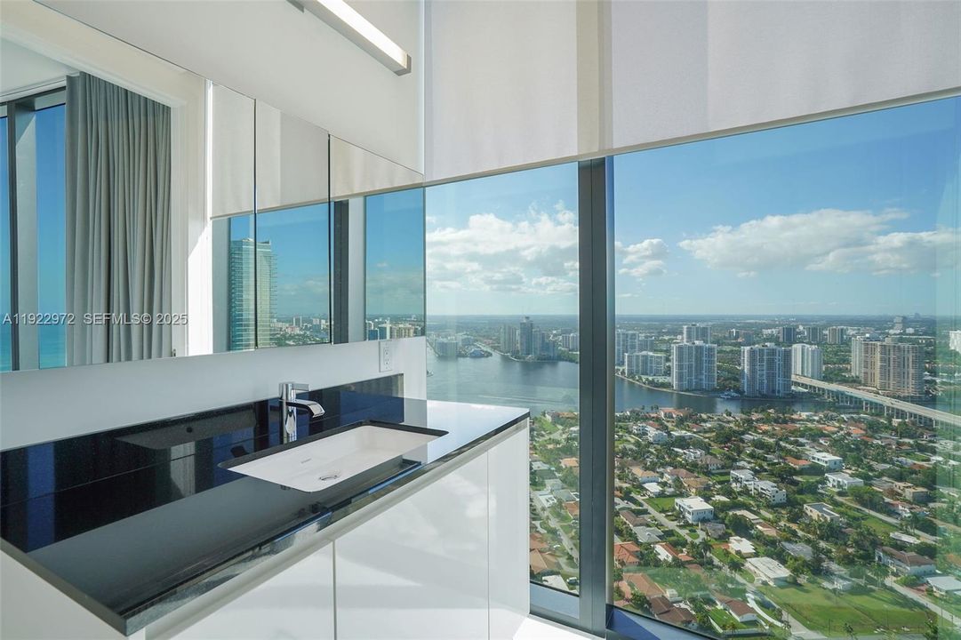 出租: $30,000 (4 贝兹, 4 浴室, 3130 平方英尺)