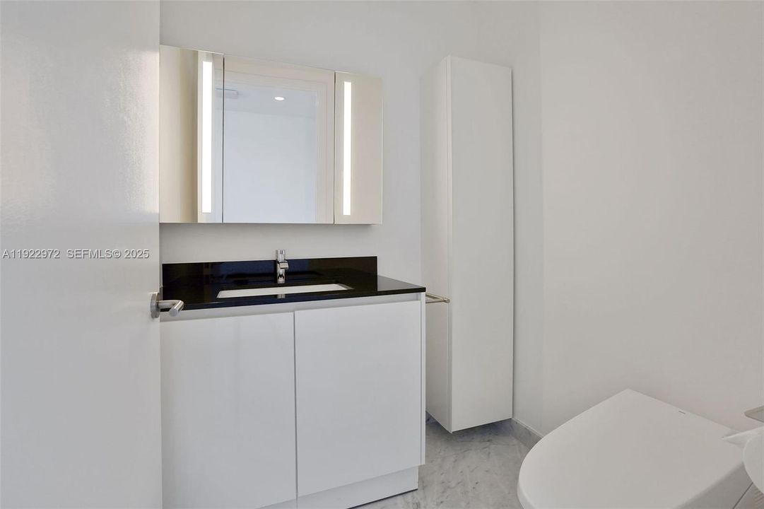 出租: $30,000 (4 贝兹, 4 浴室, 3130 平方英尺)