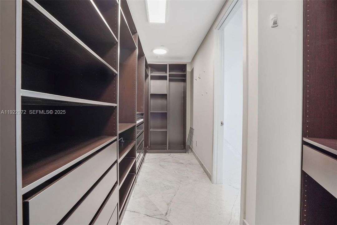 出租: $30,000 (4 贝兹, 4 浴室, 3130 平方英尺)