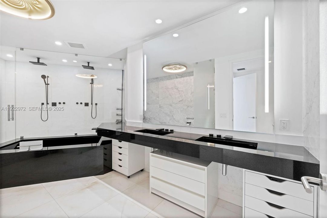 出租: $30,000 (4 贝兹, 4 浴室, 3130 平方英尺)