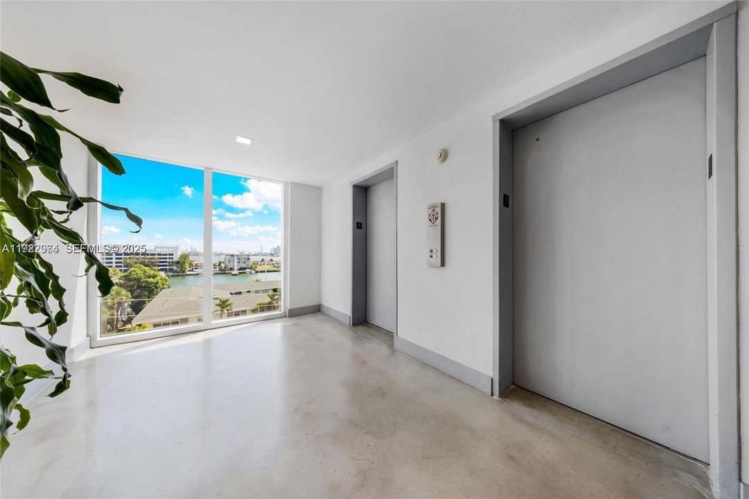 Active With Contract: $2,400 (1 beds, 1 baths, 760 Square Feet)