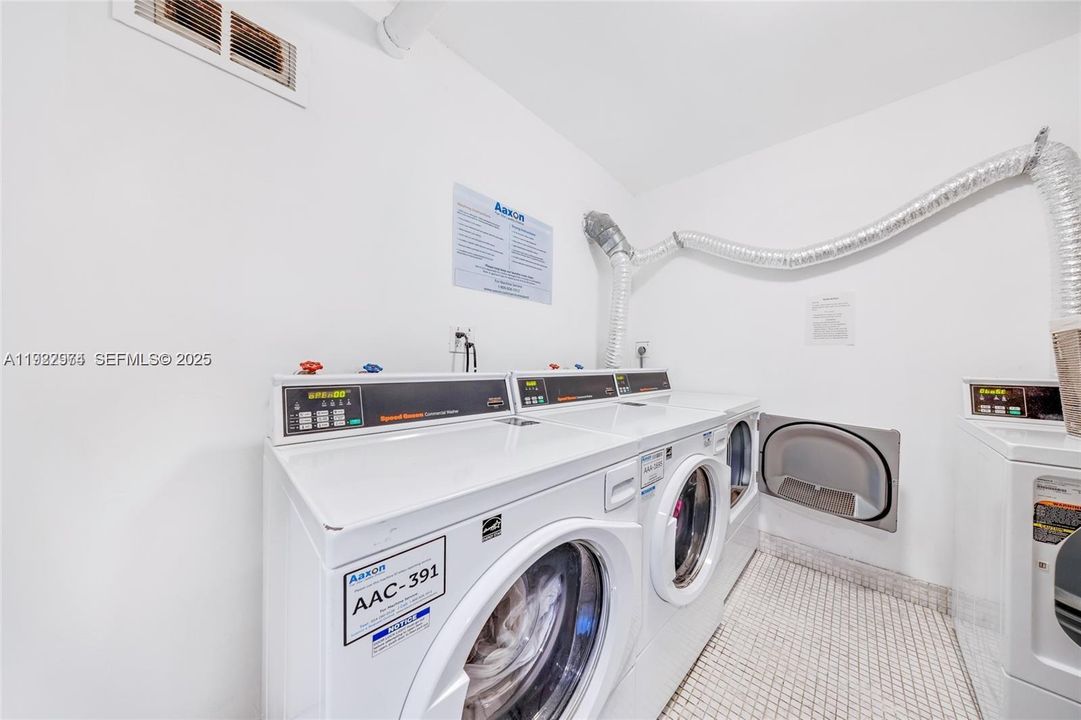 Active With Contract: $2,400 (1 beds, 1 baths, 760 Square Feet)