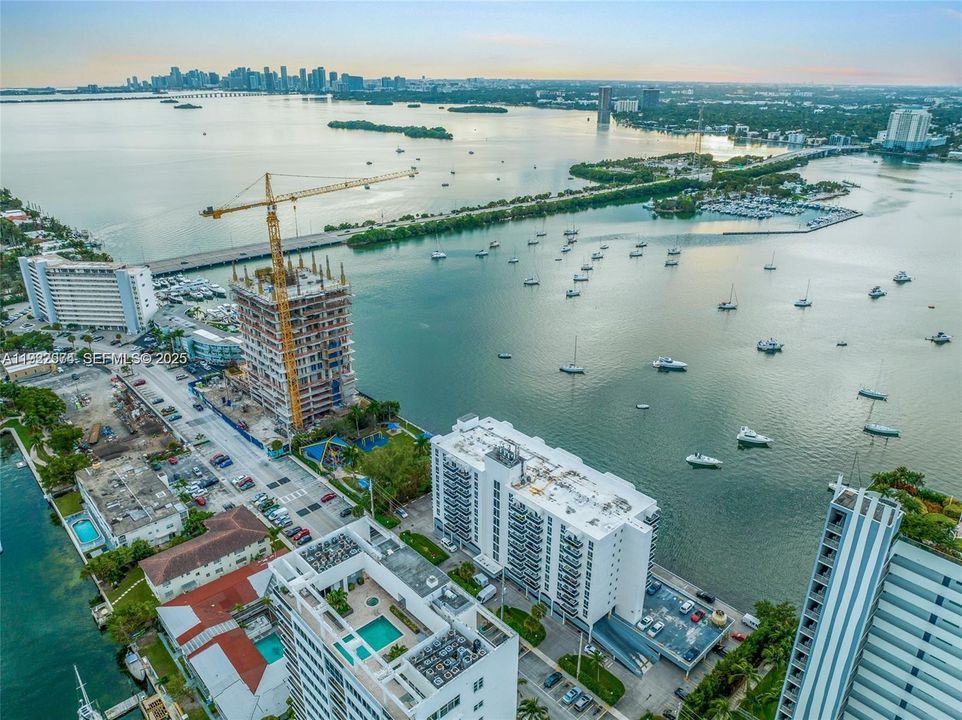 Active With Contract: $2,400 (1 beds, 1 baths, 760 Square Feet)